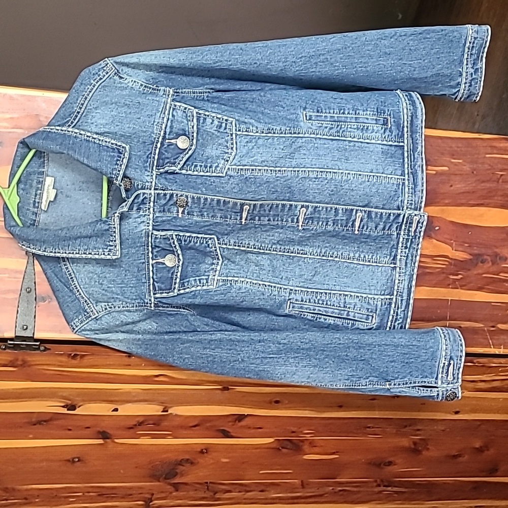 Dressbarn jean jacket w/stitching detail